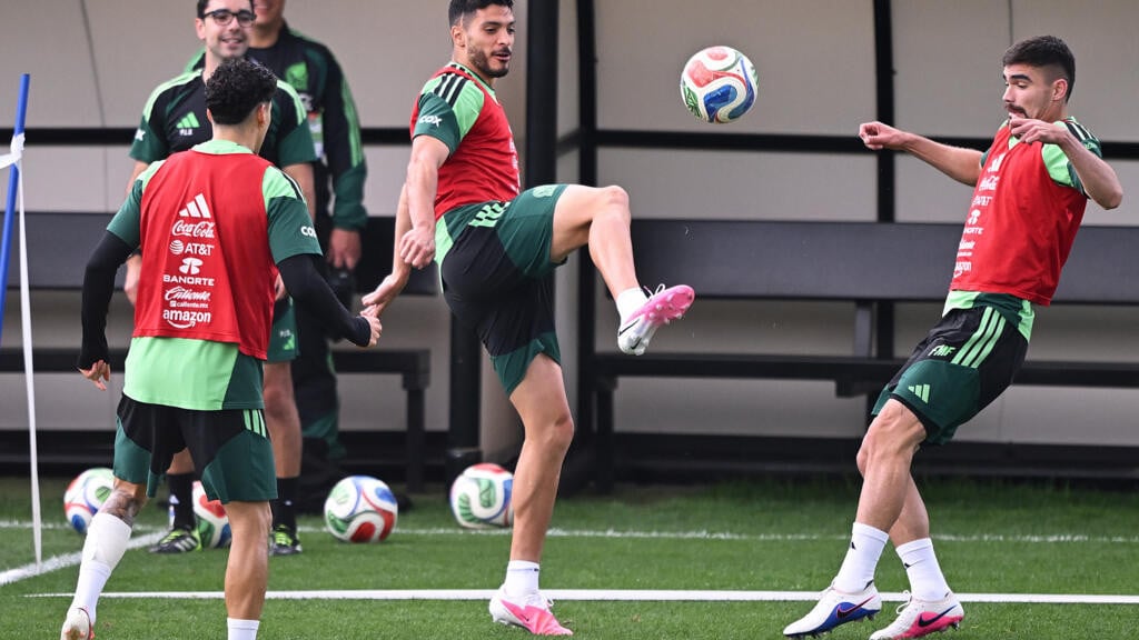 Mexico and South Korea target early place in World Cup last 32