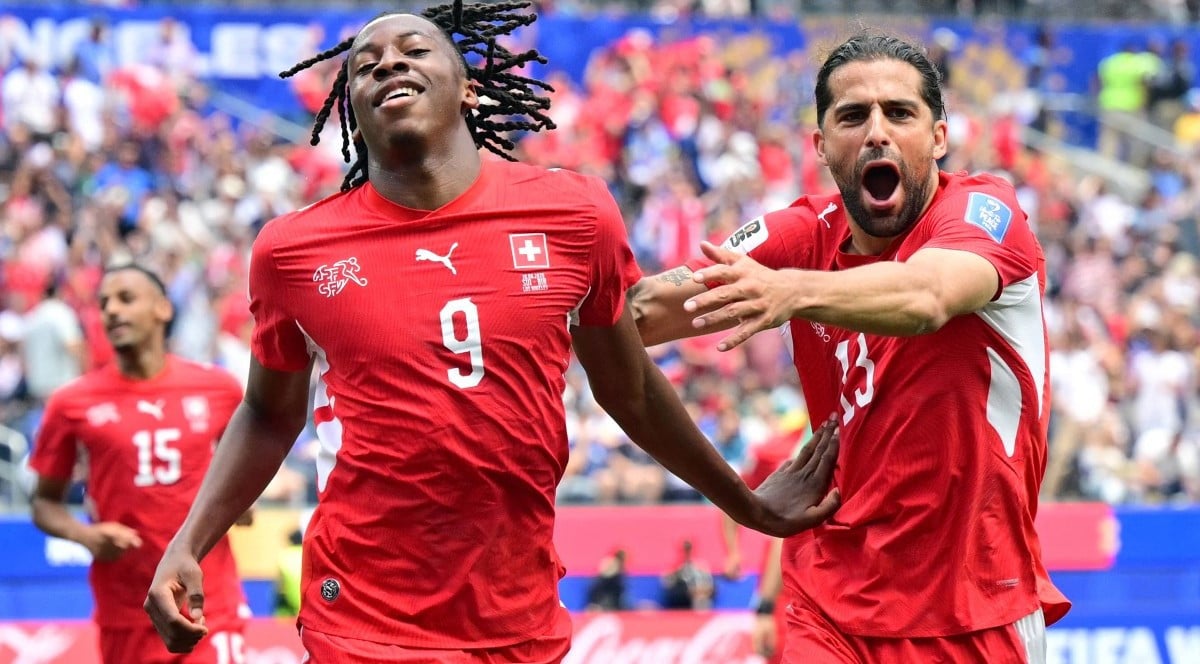 Switzerland surge past 10-man Bosnia-Herzegovina with four late goals