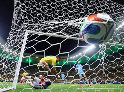 munoz strike sends colombia into last 32