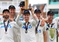 new zealand captain tom latham holds the crowe thorpe trophy after his side s 160 run win in the third test at trent bridge that sealed a 2 1 series defeat of england photo afp