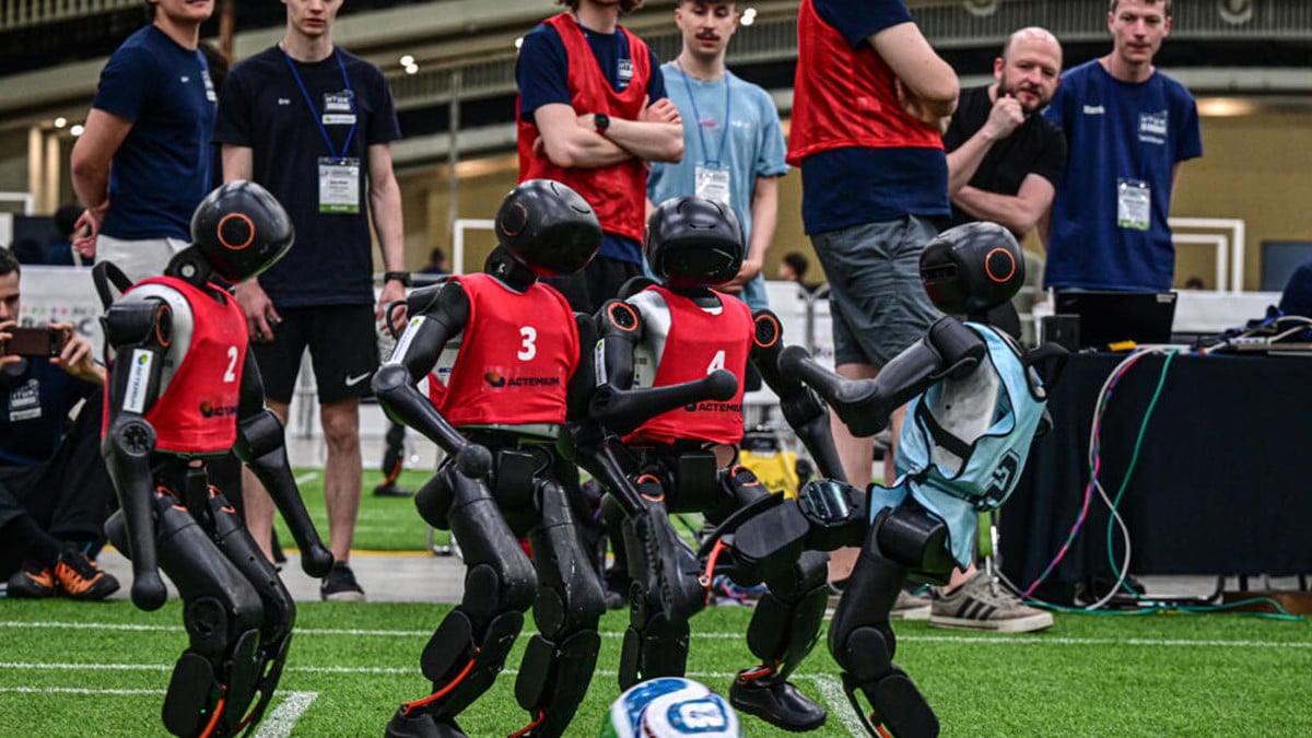 Robot footballers draw crowds at South Korea's RoboCup