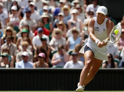 swiatek zverev cruise into wimbledon last 32