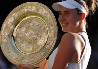 czech republic s linda noskova poses with the wimbledon trophy photo afp