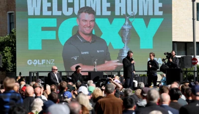 crowds in auckland give british open champion ryan fox a hero s welcome home photo afp