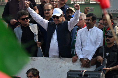 imran vows to stand by haqeeqi azadi stance imran vows to stand by haqeeqi azadi stance