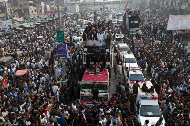 pti chief imran khan s caravan moves ahead in muridke photo afp pti chief imran khan s caravan moves ahead in muridke photo afp