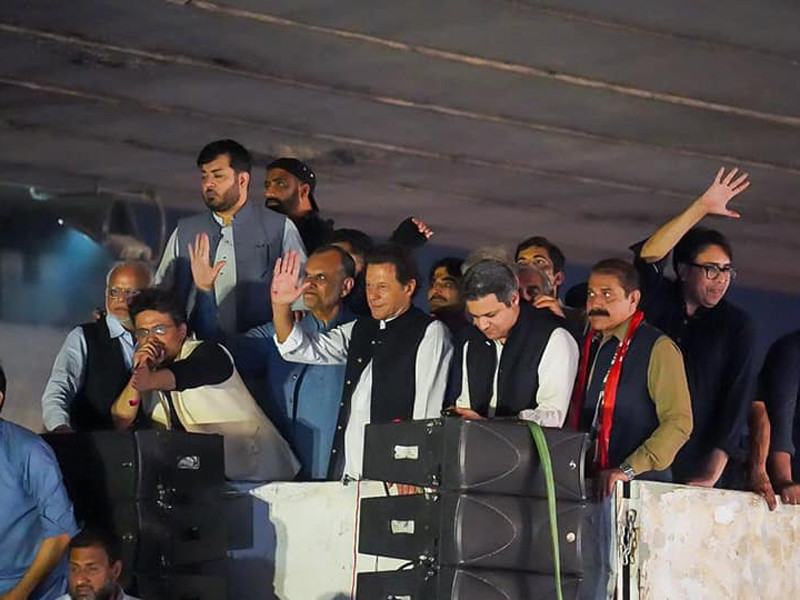 Imran reportedly leaves long march to attend ‘important meeting’ in Lahore