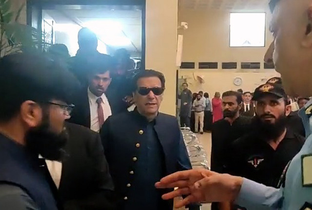 عمران خان نے ‘غیر اعلانیہ مارشل لاء’ کے خلاف سپریم کورٹ سے رجوع کر لیا