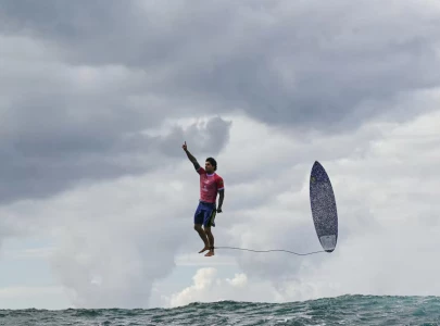 olympic surfer gabriel medina s record setting ride caught in viral photo
