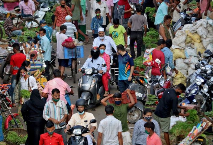 people shop at a crowded vegetable market amidst the spread of the coronavirus disease covid 19 in mumbai india may 11 2021 reuters niharika kulkarni