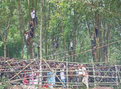 india bids tearful farewell to maverick musician