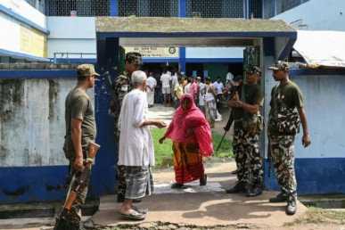 voters in west bengal are currently casting their ballots to elect municipal leaders with more than 200 000 candidates across the state of 104 million people photo afp