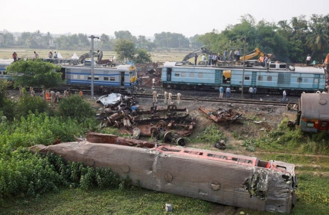 indian officials say deadly train crash caused by signal error reuters adnan abidi