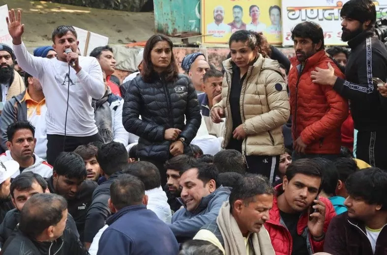 vinesh phogat sakshi malik bajrang punia and other indian wrestlers take part in a protest demanding the disbandment of the wfi and the investigation of its head by the police who they accuse of sexually harassing female players at jantar mantar in new delhi india january 19 2023 reuters anushree fadnavis vinesh phogat sakshi malik bajrang punia and other indian wrestlers take part in a protest demanding the disbandment of the wfi and the investigation of its head by the police who they accuse of sexually harassing female players at jantar mantar in new delhi india january 19 2023 reuters anushree fadnavis
