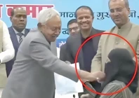 bihar chief minister nitish kumar removes the niqab from dr nusrat parveen s face during a government function in patna photo screengrab