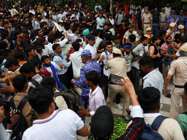 Police cane supporters of India’s cockroach movement as thousands gather for march Police cane supporters of India’s cockroach movement as thousands gather for march
