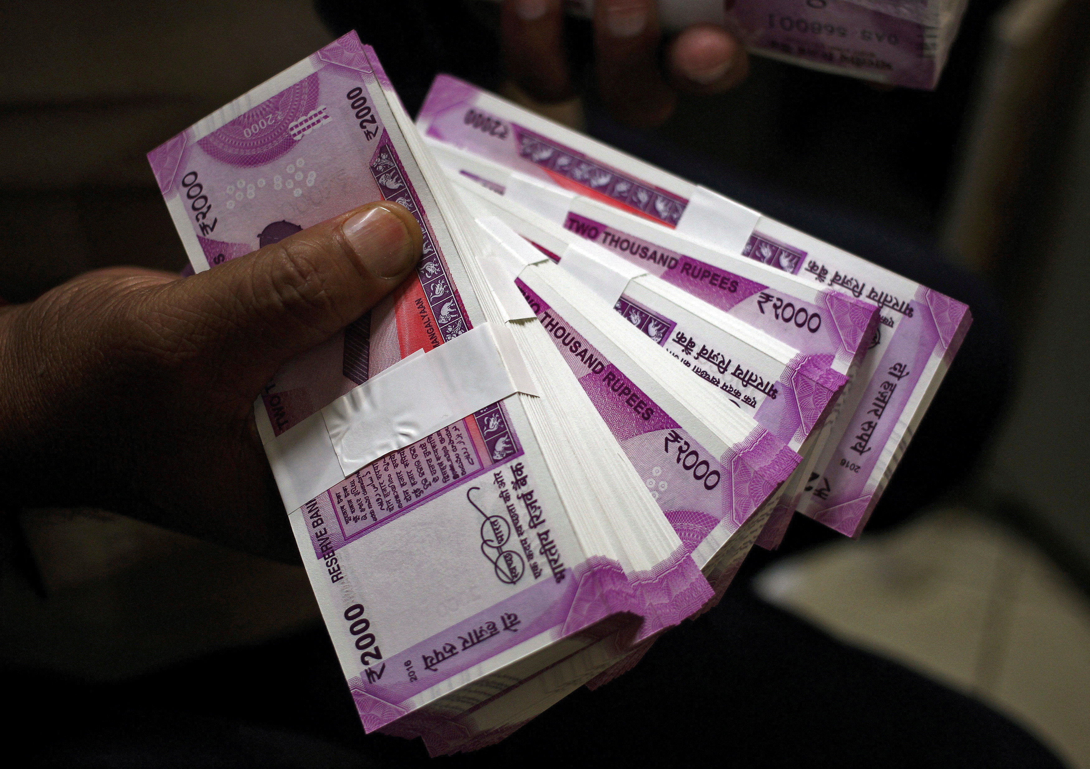 India to withdraw 2,000-rupee notes from circulation