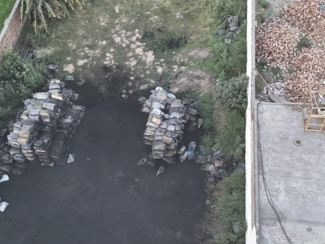 Dense smoke contributing to rising air pollution in Punjab. Photo: Express
