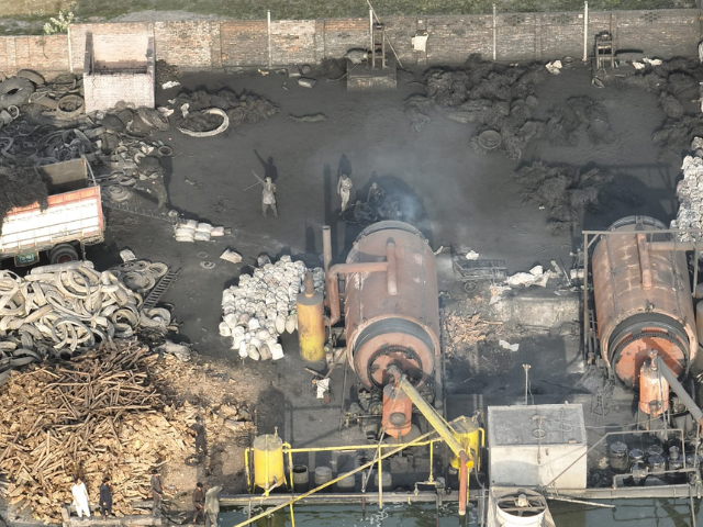 Dense smoke contributing to rising air pollution in Punjab. Photo: Express