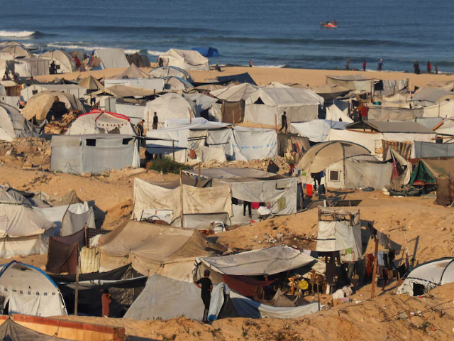 Palestinians, displaced by the Israeli military offensive, take shelter in a tent camp, amid an Israeli operation, in Gaza City, September 18, 2025. Photo: Reuters
