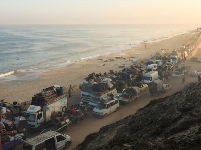 Displaced Palestinians, fleeing northern Gaza due to an Israeli military operation, move southward after Israeli forces ordered residents of Gaza City to evacuate to the south, in the central Gaza Strip, September 18, 2025. Photo: Reuters