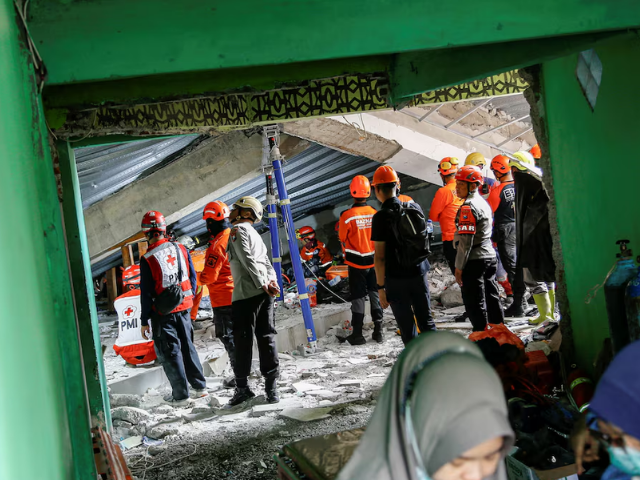 Search and rescue officers stand amidst the rubble of a collapsed building, after a hall collapsed while students were praying at the Al-Khoziny Islamic boarding school in Sidoarjo, East Java, Indonesia, September 30, 2025. Photo: Reuters