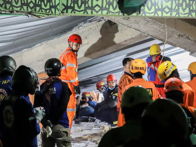 Search and rescue officers search for victims amidst the rubble of a collapsed building after a hall collapsed while students were praying at the Al-Khoziny Islamic boarding school in Sidoarjo, East Java, Indonesia, September 29, 2025.  Photo: Reuters