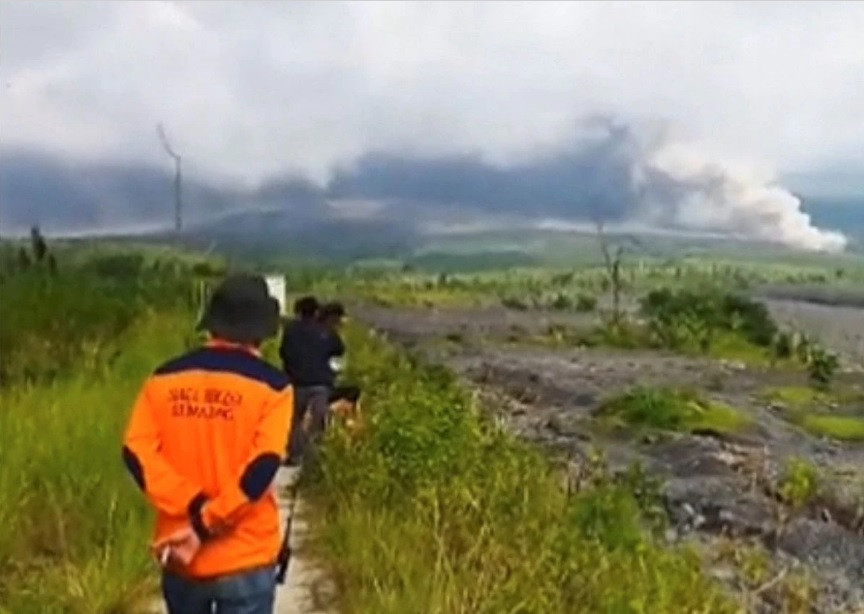 Photo of Indonesia raises volcano warning to highest after Semeru erupts, evacuation underway
