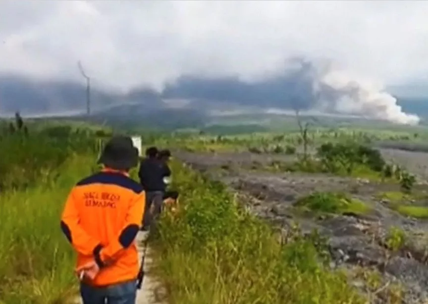 people look on as volcanic ash fills the sky during an eruption of the semeru volcano in lumajang east java province indonesia december 4 2022 in this screen grab obtained from a social media video instagram gustiallah foundation via reuters people look on as volcanic ash fills the sky during an eruption of the semeru volcano in lumajang east java province indonesia december 4 2022 in this screen grab obtained from a social media video instagram gustiallah foundation via reuters