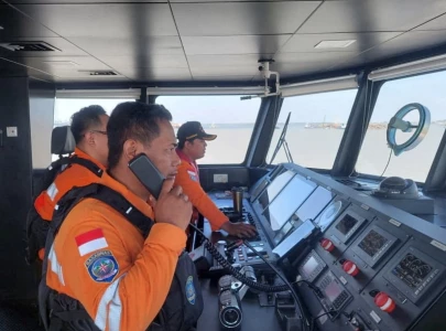 indonesia rescuers battle turbulent seas in search for 129 people after passenger ship capsizes indonesia rescuers battle turbulent seas in search for 129 people after passenger ship capsizes