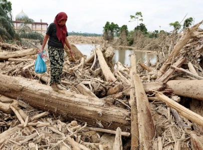 over 900 dead in indonesia as residents trek through debris for aid over 900 dead in indonesia as residents trek through debris for aid