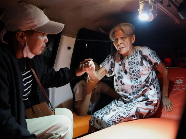 local people rescue an elderly woman during a fire at werdha damai retirement home in manado north sulawesi province indonesia december 28 2025 photo reuters local people rescue an elderly woman during a fire at werdha damai retirement home in manado north sulawesi province indonesia december 28 2025 photo reuters