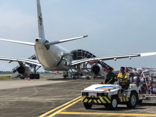 Bomb threat diverts plane of hajj pilgrims in Indonesia, second in days | The Express Tribune