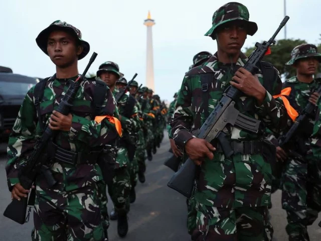 armed indonesian military troops march at the national monument monas complex as they prepare for deployment amid the widespread anti government protests and rioting over issues such as extra pay for parliamentarians and housing allowances led by student group that resulted into riots rocked southeast asia s largest economy in jakarta indonesia august 31 2025 photo reuters