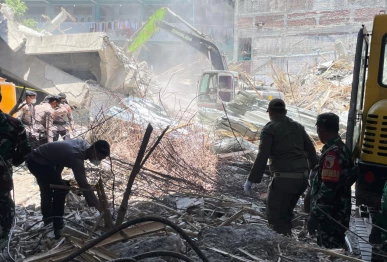 rescuers clear rubble photo afp