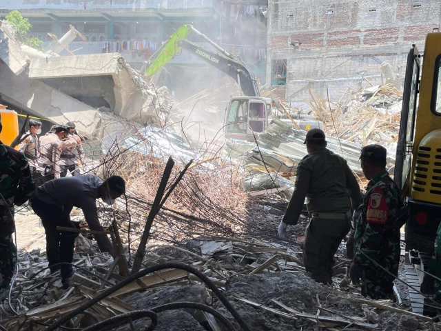 rescuers clear rubble photo afp