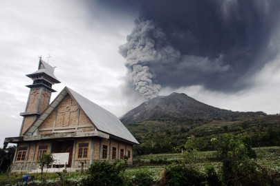 thousands flee as indonesian volcano erupts