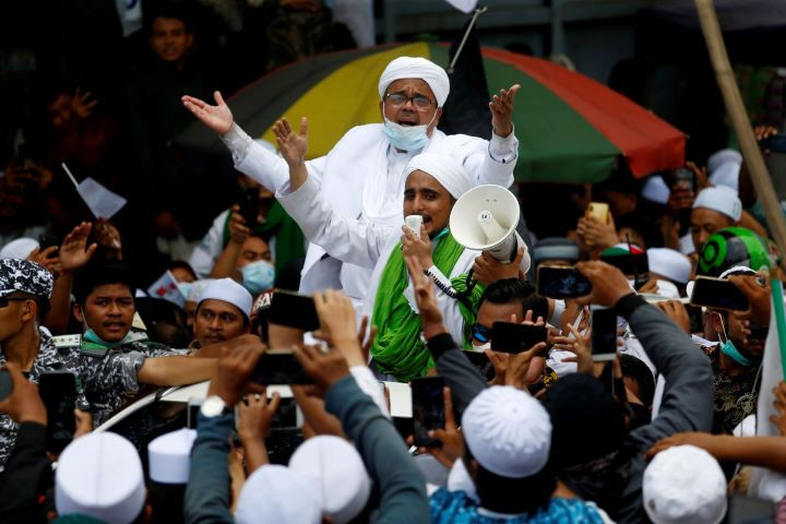 rizieq shihab the leader of indonesian islamic defenders front fpi is greeted by supporters at the tanah abang jakarta indonesia november 10 2020 reuters ajeng dinar ulfiana