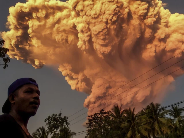 the height of ash tower is around 10 000 metres above the summit according to indonesian officials photo afp the height of ash tower is around 10 000 metres above the summit according to indonesian officials photo afp