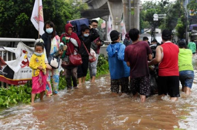 indonesian capital slammed by monsoon floods more than 1 000 forced to evacuate