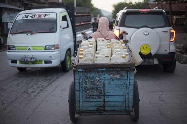 The work of Hasria and her fellow water collectors, who get paid about 500 rupiah (3.5 US cents) for each can, or $7 for the whole load, is vital for some 5,800 families in Tinambung district. PHOTO: AFP