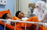 medical workers treat injured students at jakarta islamic hospital after an explosion occurred during friday prayers at a mosque inside a school complex in jakarta indonesia november 7 2025 photo reuters medical workers treat injured students at jakarta islamic hospital after an explosion occurred during friday prayers at a mosque inside a school complex in jakarta indonesia november 7 2025 photo reuters