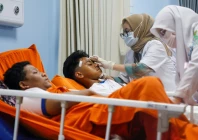 medical workers treat injured students at jakarta islamic hospital after an explosion occurred during friday prayers at a mosque inside a school complex in jakarta indonesia november 7 2025 photo reuters medical workers treat injured students at jakarta islamic hospital after an explosion occurred during friday prayers at a mosque inside a school complex in jakarta indonesia november 7 2025 photo reuters