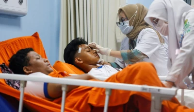medical workers treat injured students at jakarta islamic hospital after an explosion occurred during friday prayers at a mosque inside a school complex in jakarta indonesia november 7 2025 photo reuters medical workers treat injured students at jakarta islamic hospital after an explosion occurred during friday prayers at a mosque inside a school complex in jakarta indonesia november 7 2025 photo reuters