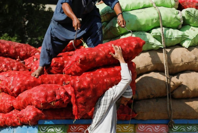 labourers unload sacks of onion from a truck to supply at a market in karachi pakistan february 1 2023 reuters akhtar soomro labourers unload sacks of onion from a truck to supply at a market in karachi pakistan february 1 2023 reuters akhtar soomro