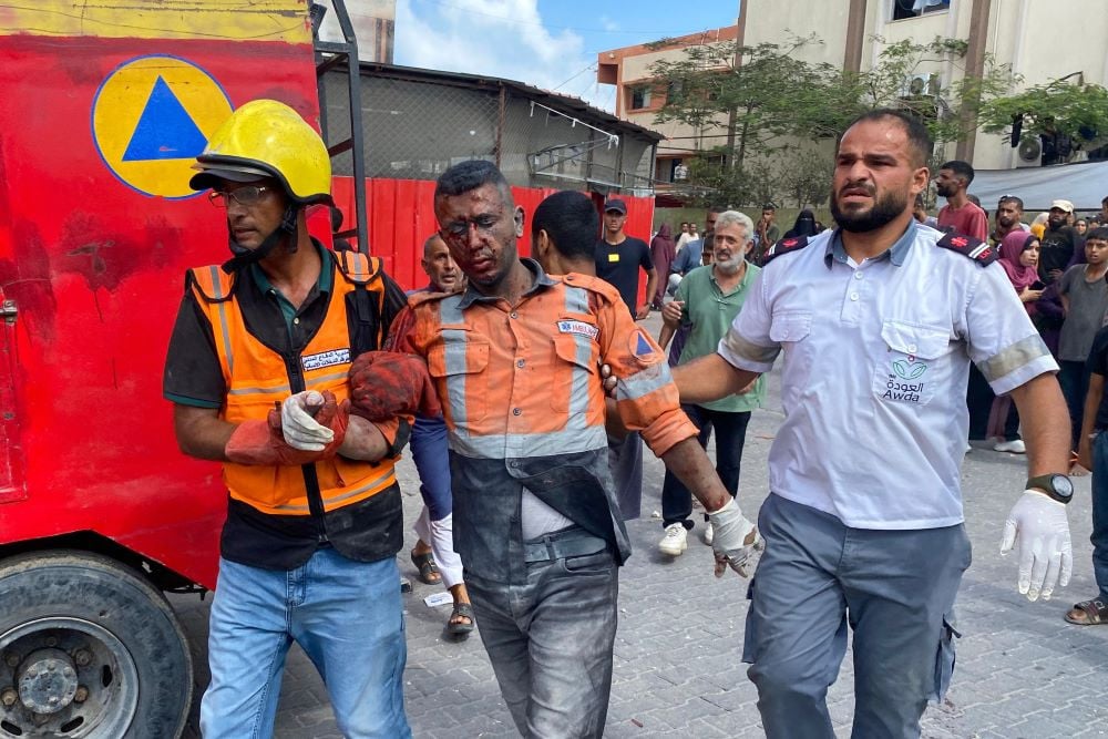 Graphic content / Palestinian medics bring an injured man at Nasser Hospital in Khan Yunis, in the southern Gaza Strip, on August 25, 2025, following Israeli strikes. An Al Jazeera journalist was killed in Gaza, a spokesperson for the Qatar-based TV network said on August 24. Mohammad Salama's death was 