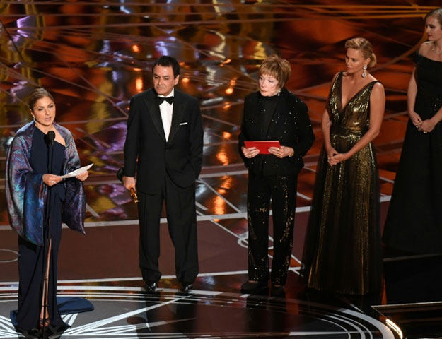 AFP / Mark RALSTONIranian-US engineer Anousheh Ansari (L) delivers a speech on behalf of Iranian director Asghar Farhadi at the 89th Oscars on February 26, 2017 in Hollywood, California