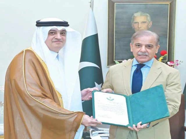 ambassador of the kingdom of saudi arabia nawaf bin said al malky saturday called on prime minister shehbaz sharif and handed over a signed invitation letter from crown prince mohammed bin salman bin abdul aziz al saud to participate in the ninth future investment initiatives fii forum to be held in riyadh from 27 30 october photo app ambassador of the kingdom of saudi arabia nawaf bin said al malky saturday called on prime minister shehbaz sharif and handed over a signed invitation letter from crown prince mohammed bin salman bin abdul aziz al saud to participate in the ninth future investment initiatives fii forum to be held in riyadh from 27 30 october photo app