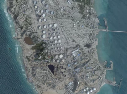 us authorizes iranian oil sales amid talks on final peace deal