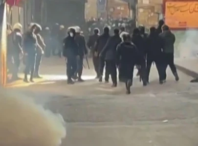 iran security forces use tear gas in tehran bazaar